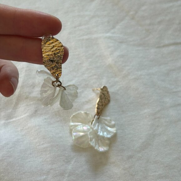 🍋☘️🚨4/$10🚨NWOT Pearl Petal Statement Earrings - Picture 4 of 4